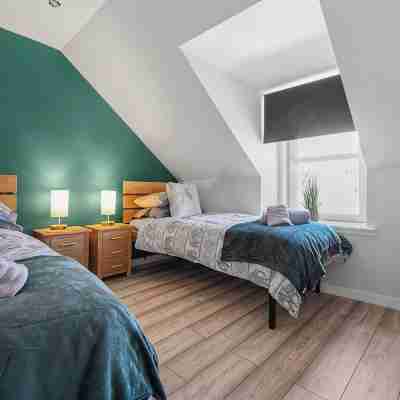 Caledonian Buildings 20 b, stylish city centre apartment.85-inch TV, king beds. Rooms