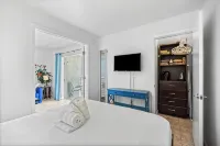 Charming 1-bedroom, beachfront condo in marvelous Longboat Key