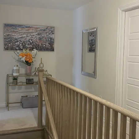 Beautiful newly built house, 10 mins drive away from Niagara Falls &outlet mall