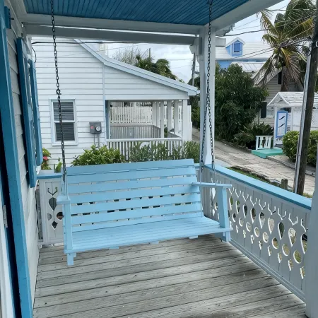 Pa Willie’s - Locally owned historic cottage conveniently located with dock.