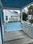 Pa Willie’s - Locally owned historic cottage conveniently located with dock.