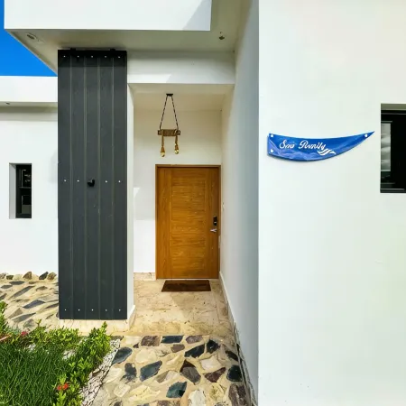 Sea Renity: Luxe Villa, Pool, 4 Min Drive to Beach
