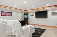 LakeMonona Waterfront + PrivateDock + FencedYard + HotTub + GameRoom + Evcharger - Wifi