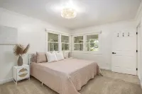 Klinger Lake Cove - Sleeps 16-24 - 5-Star