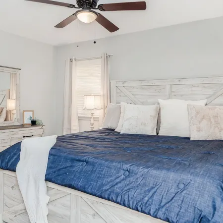 Renovated Family Home, Fenced Yard- 2King Full over Full Beds-Bunk Room