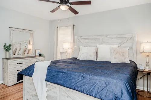 Renovated Family Home, Fenced Yard- 2King Full over Full Beds-Bunk Room - Wifi