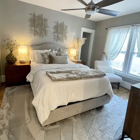 Cozy Home with LOTS of space- Less than 1 mile to ISU & IWU, 5 miles to airport ノーマルのホテル