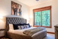 Luxury Condo, Close to Gondola, Private Hot Tub, Great Ski Access - Wifi