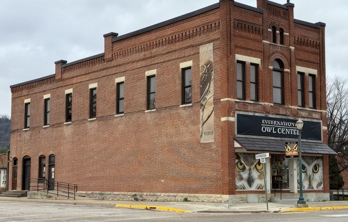 Spacious 2-bedroom loft above the International Owl Center in Houston, MN