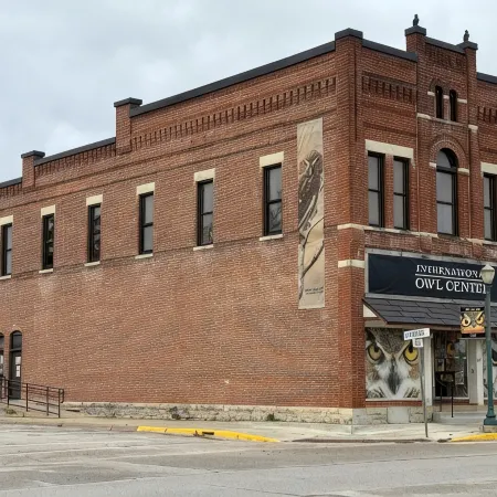 Spacious 2-bedroom loft above the International Owl Center in Houston, MN