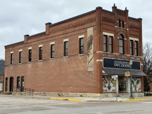 Spacious 2-bedroom loft above the International Owl Center in Houston, MN - 民泊