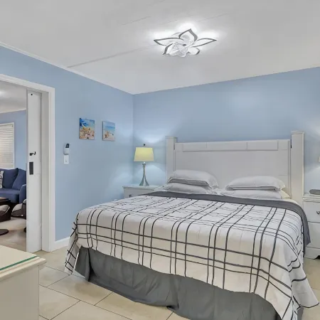 Newly renovated beachside condo - direct beach access