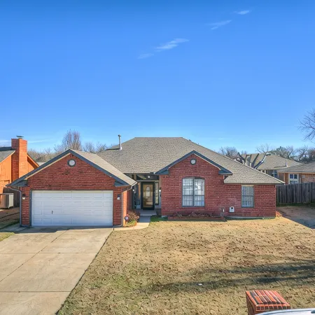 COZY FAMILY SIZED 3 BEDROOM NEAR MIDWEST CITY REGIONAL PARK,TINKER AIRFORCE BASE