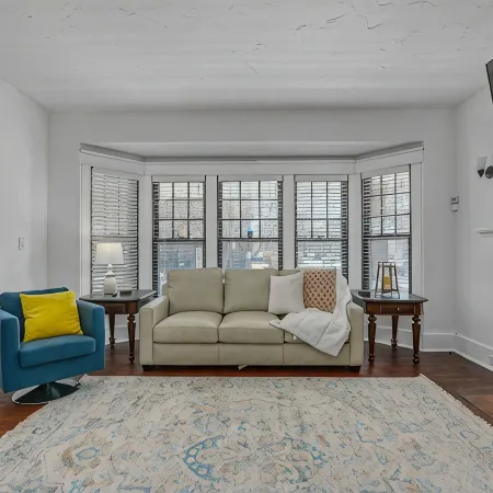 Heart of Elmwood Village cozy apartment
