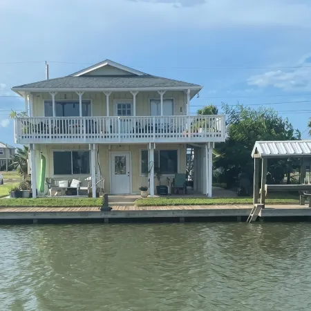 Charming 2-bedroom waterfront house with dock, AC, and WiFi in Rockport Texas