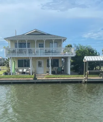 Charming 2-bedroom waterfront house with dock, AC, and WiFi in Rockport Texas - Wifi