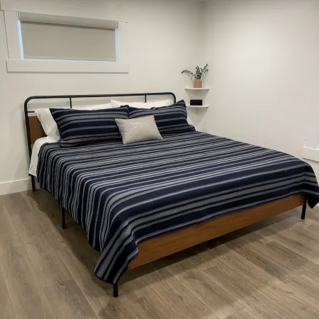 Newly remodeled cottage with King beds, and A/C