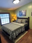 Hocking Hills Cabin- private hot tub, hiking trail, caves, fire pit, pool table - Balkoner
