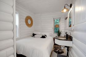 Sunset Shores: Waterfront Cottage on Vashon Island