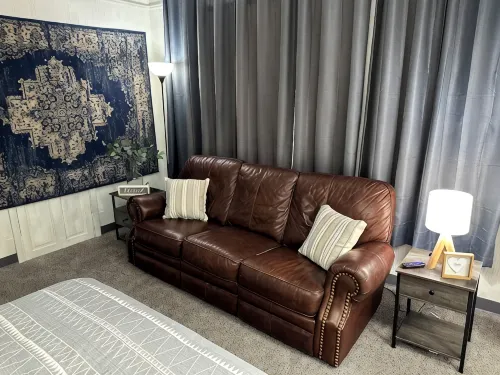 2 Br Large & Cozy Apartment, Front Door & Parking Both under Drive-Thru Carport - Wifi