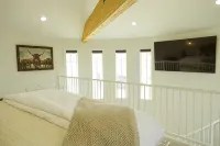 Unique stay in a modern grain bin home 2 miles from the famous hot pools! - Chalets