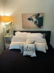 Cozy Cabin nestled on 10 acres just minutes from the lake and the speedway - Feriehus