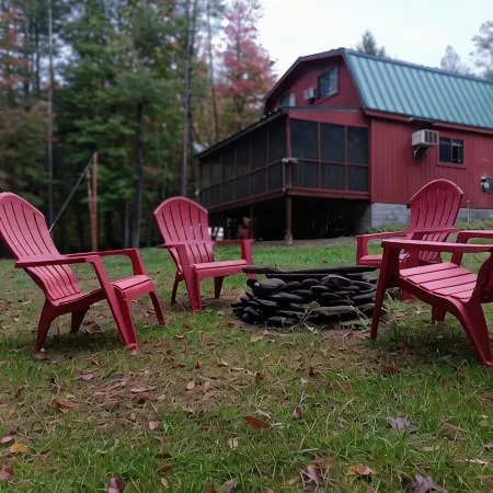 Bear Bottom Cabin. Your own getaway adventure!Sleeps 16 - 4 bedrooms