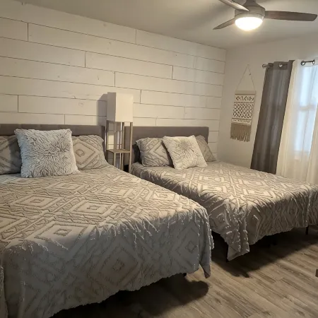 Luxury condo, DISCOUNTED RATES…steps to Lake, sleeps 10, near Yacht Club!