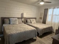 Luxury condo, DISCOUNTED RATES…steps to Lake, sleeps 10, near Yacht Club! - Homestays