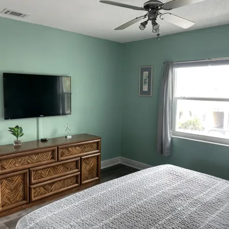 Cute, spacious 2 BR 2 Full BA condo minutes from the beaches