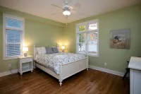Sweet Retreat is perfect for gathering with family and friends-close to beach - con encanto