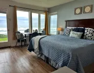 Oceanfront Studio with King Bed, Hot Tub & AC - 4-Star