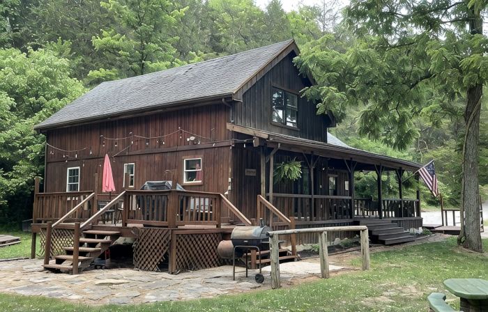 Rustic cabin just outside of Madison!