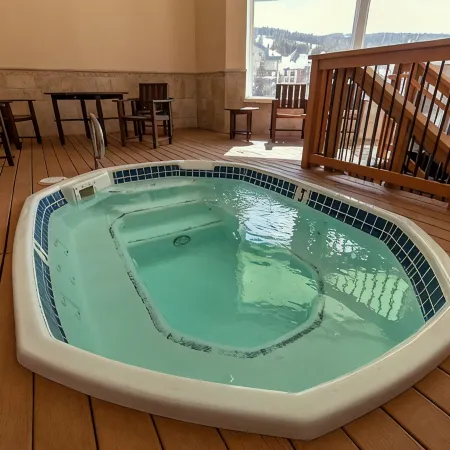 LUXURY STUDIO+BUNK ROOM, VIEWS, MINS TO LIFTS /SHOPS, ONSITE HOT TUB, GARAGE