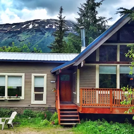 Awesome Fully Furnished Ski Chalet for 6 is Close to Slopes!