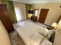 Karvon-Saroy Hotel - parking