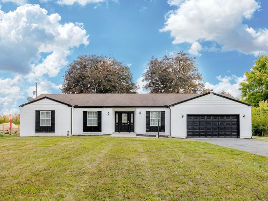 Modern Elegance Spacious 4BR with Hot Tub and screened porch & Pool Table