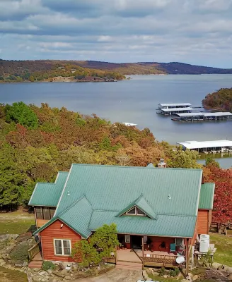 Lakeside Luxury, Gated, Firepit, Dock, Kayaks & Paddleboards - 4-Star
