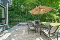 AMAZING NEWER HOME WITH LAKE VIEWS, steps away from shops and restaurants. - 3성급
