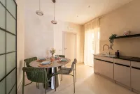 Luxe Double Apt w/ Pano View, Terrace, City Centre -  Apartamentos vacacionales