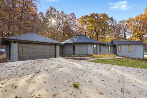 Octagon of the Ozark's. 10 minutes from Springfield! Remote feel, yet close. - 4-Star