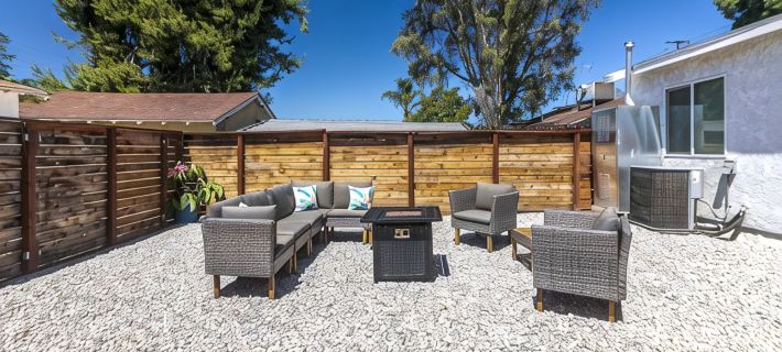 Music themed home, PacMan Arcade, Sleeps 9, BBQ, Fire Pit, Wi-Fi Hotels in Redlands