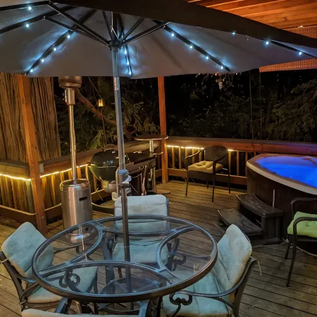 Exquisite 3-bedroom mountain home, steps to Lake Arrowhead Village and lakefront