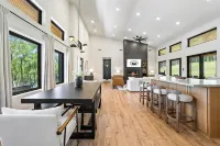 Welcome to The Yellowpine Retreat – Your Luxury Lakefront Retreat Lake Texoma - 4-Star