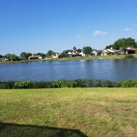 Spacious & amazing lake view with pool.