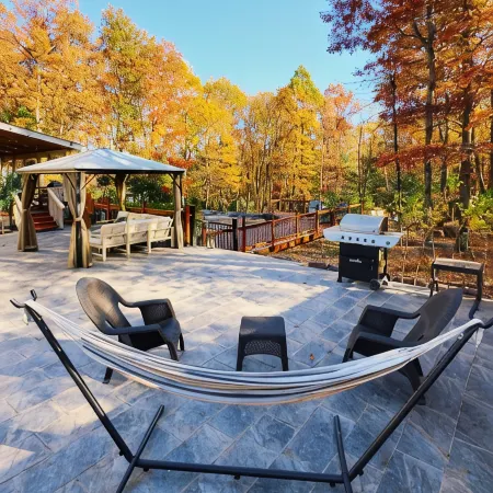Pocono Escape with huge Pool HOT TUB,GAMEROOM,FIREPIT,near Camelback & Kalahari