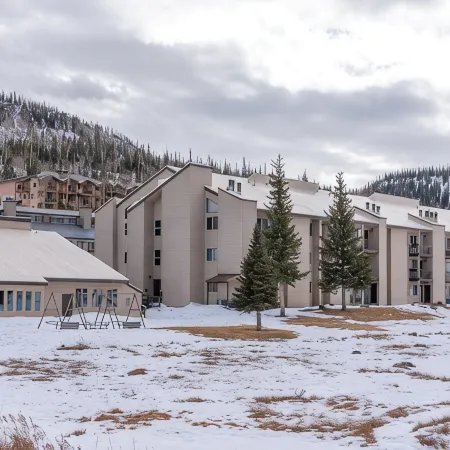 3 BR, 3 Bath sleeps 10.  Next to Giant Steps Lodge.  Ski in/out