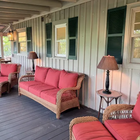 Walk to town Cozy Cottage