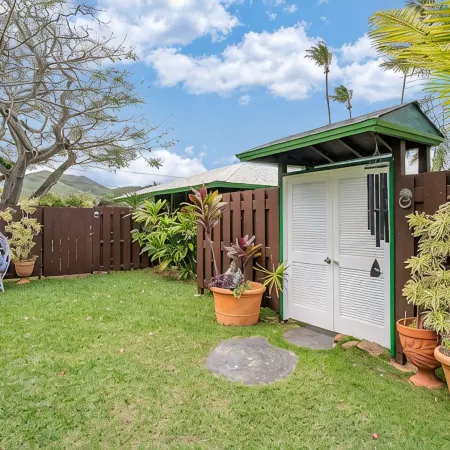 Tropical Gardens,4 Bdr, Large Yard, Pool, 5 min Walk to Beach,Koi Pond, Kailua