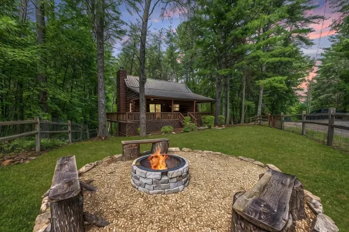 3.5 Miles to Blue Ridge + Hot Tub + Shuffleboard + Fire Pit + Arcade - シャレー